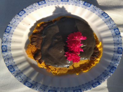 Portobellosteaks auf Kichererbsenpfannkuchen mit (schwarzer) Sesamsauce