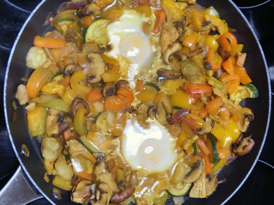 Shakshuka mit Paprika und Zucchini (Nordafrika)
