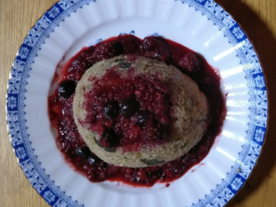 Gemüse-Quinoa mit Waldbeeren-Reduktion