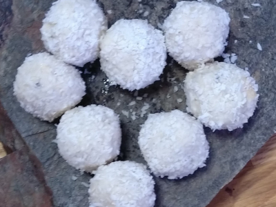 Cashew-Kokos-Kugeln